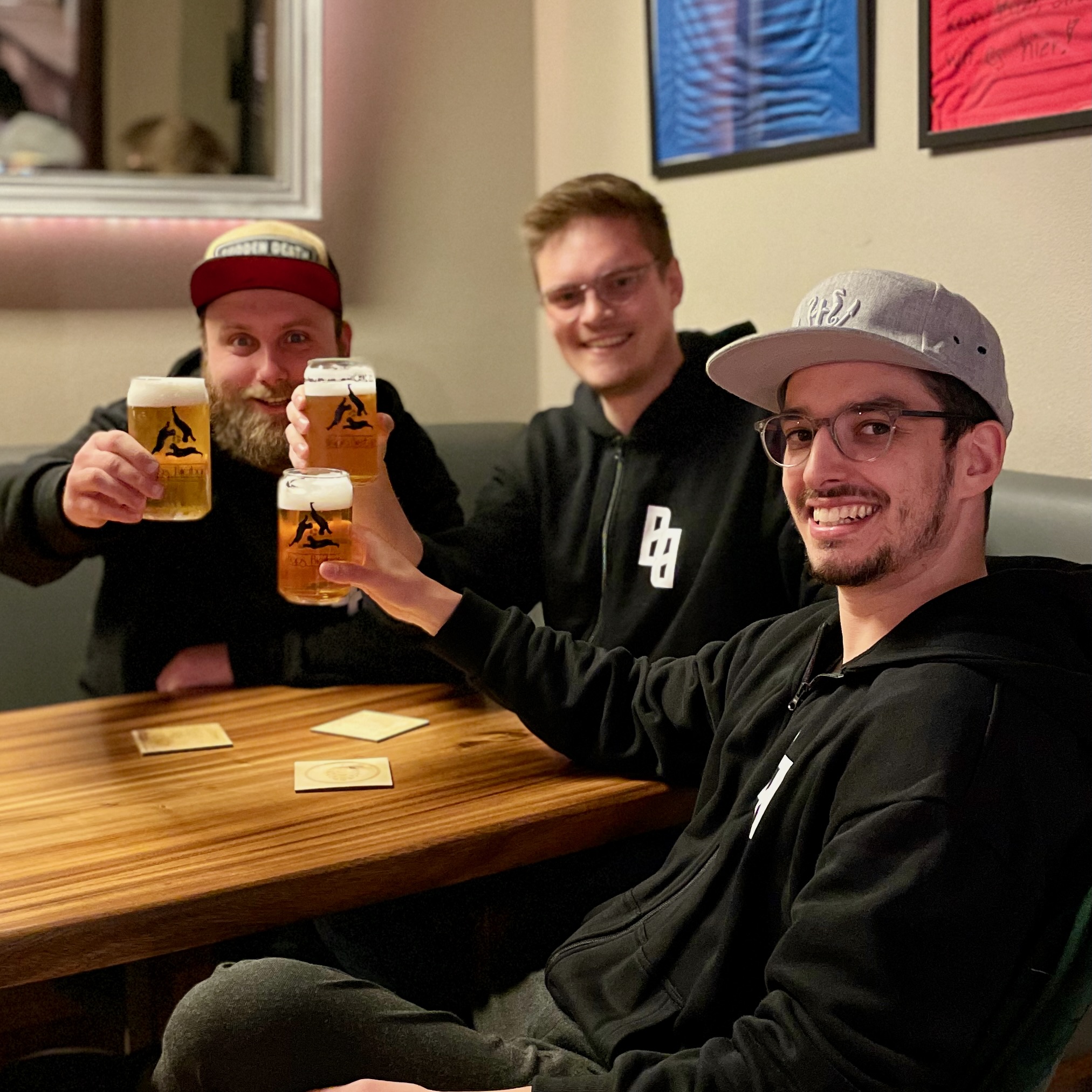 Hendrik, Markus und David mit frisch gezapftem Hafenviertel Helles in der Hops Bierbar.