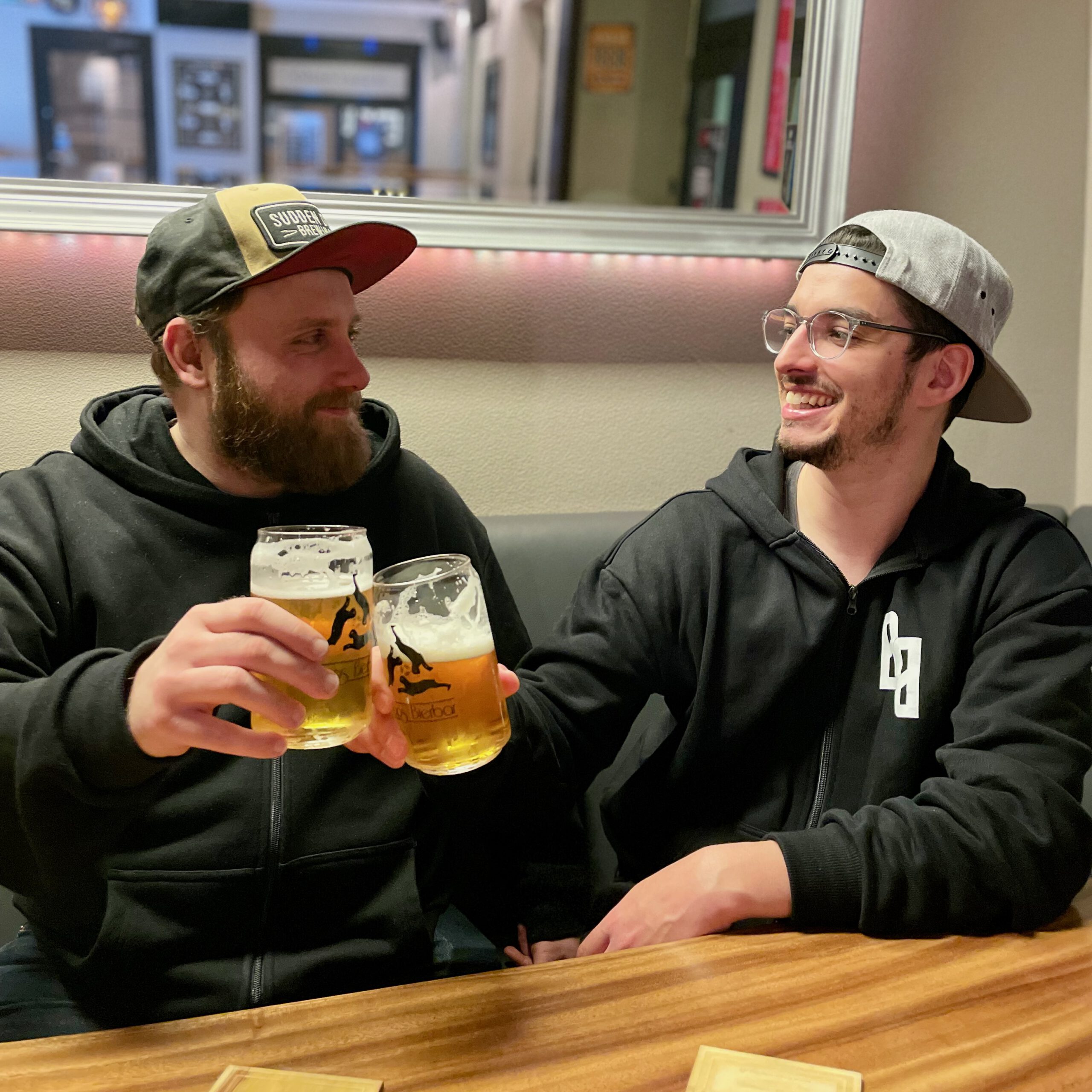 Hendrik und David mit frisch gezapftem Hafenviertel Helles in der Hops Bierbar.