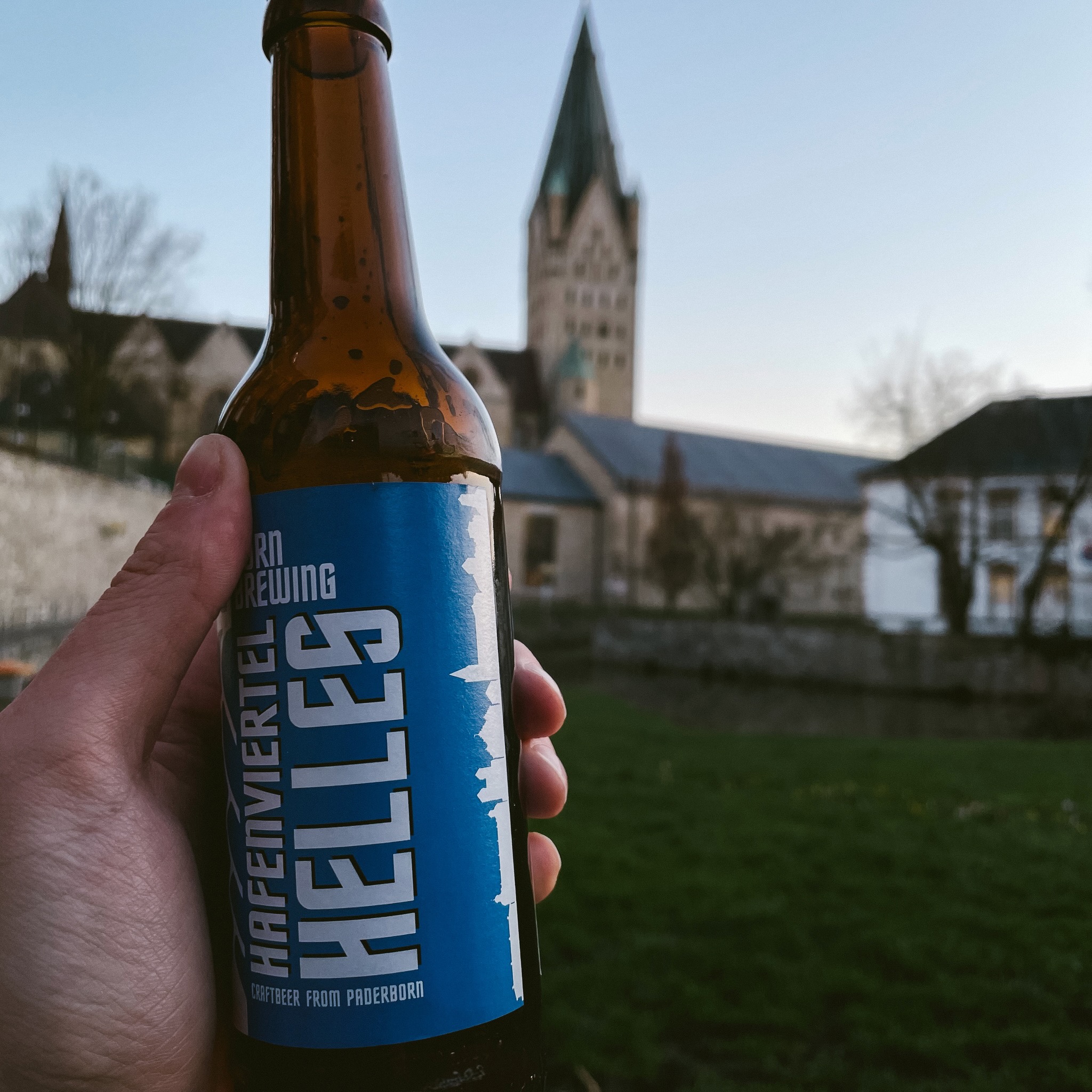 Born Brewing Hafenviertel Helles Flaschenfront vor dem Dom in Paderborn